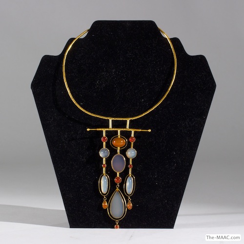 An 18 kt gold necklace by England’s foremost jewelry designer, Wendy Ramshaw (born Sunderland, England, 1938), signed. 18 kt gold, carenlian, chalcedony, England, 1972.