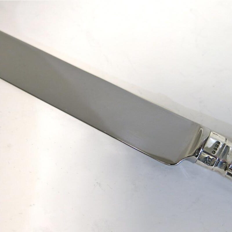 Set of 12 Shell Pattern Large Sterling Silver Knives - Image 2