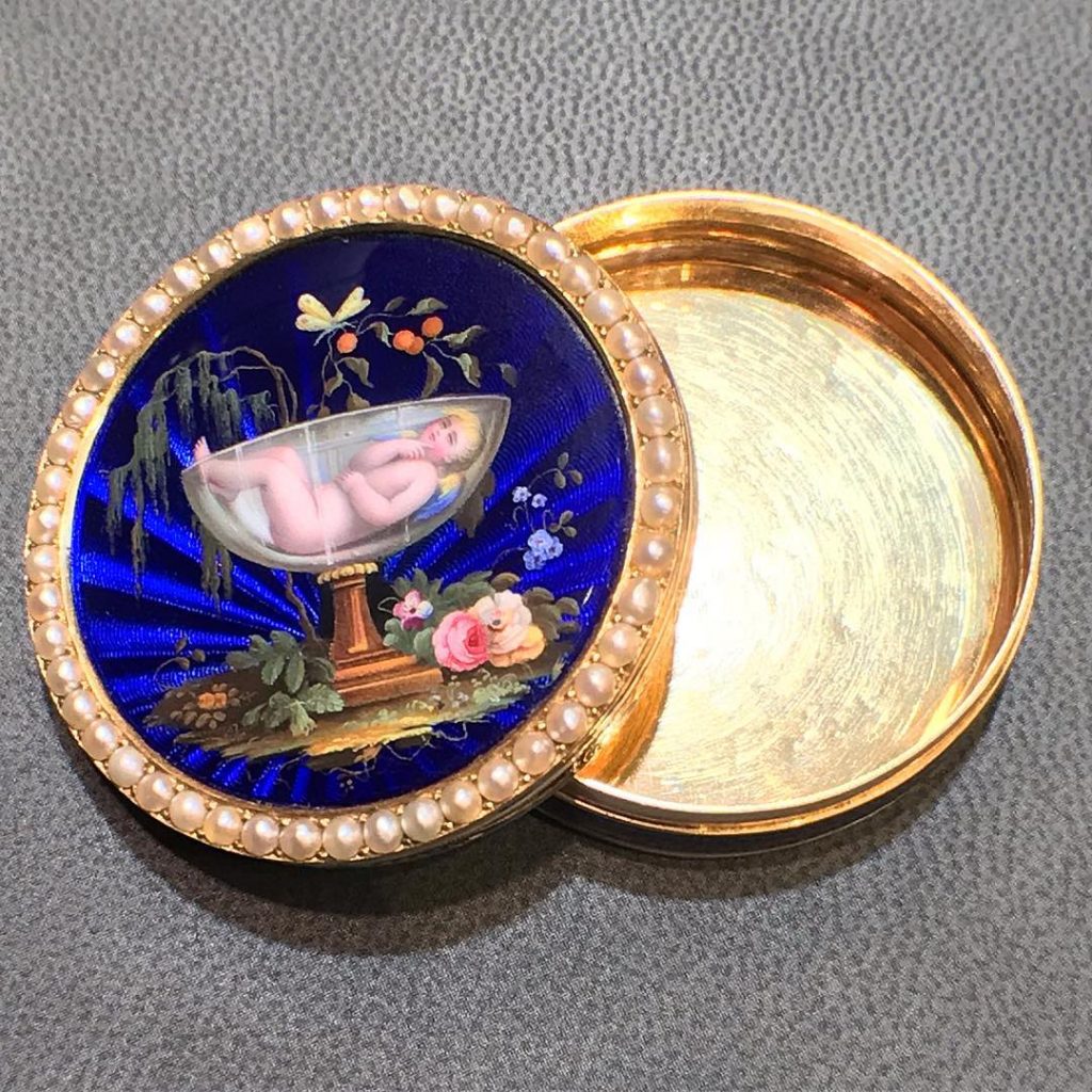  Sweetest Antique and Gold Snuffbox (or Pillbox). Made in Switzerland, Circa 1800 [ Joseph Saidian & Sons | Gallery #48 - The Manhattan Art & Antiques Center in Midtown Manhattan