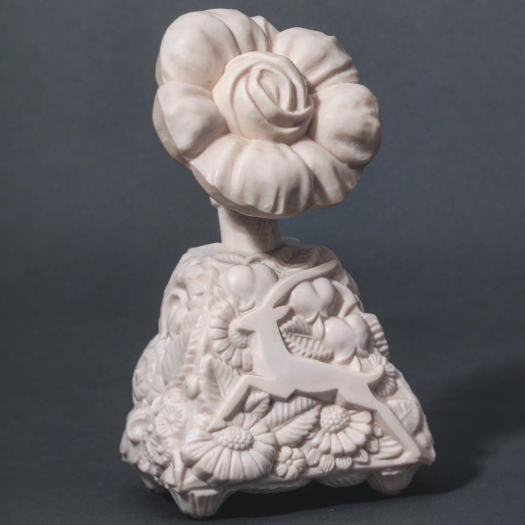 Bottom Stopper in shape of a large flower blooming