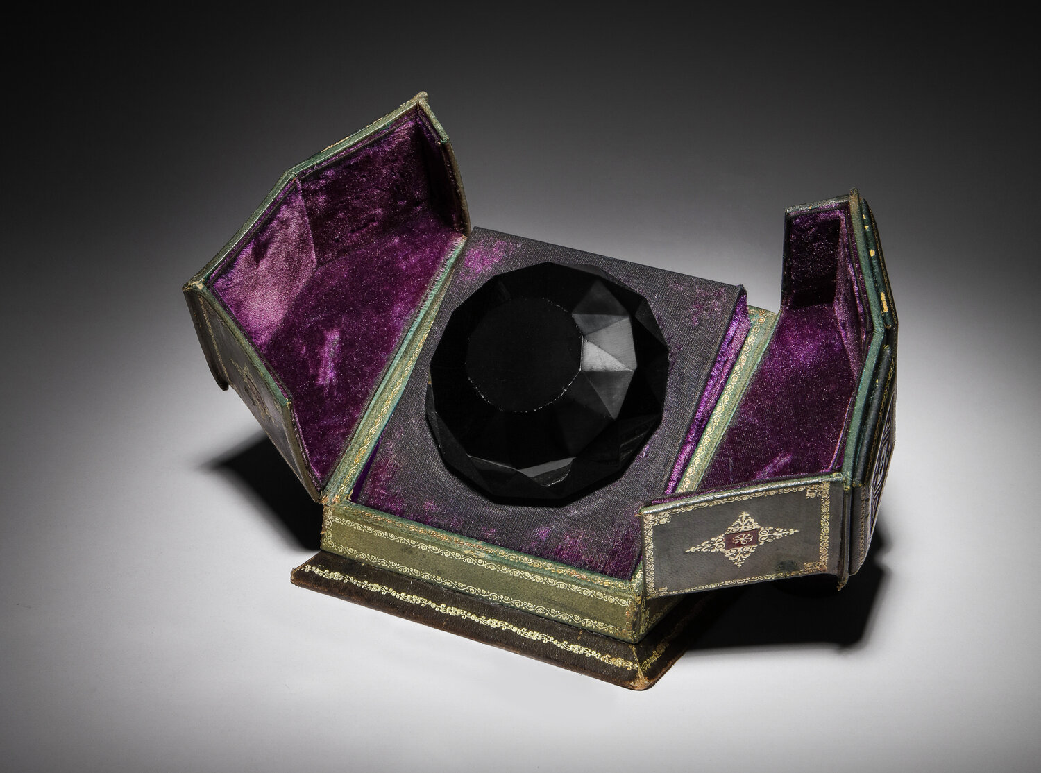 Baccarat black crystal perfume bottle from 1926: Tresor Cache “lys” by Isabey